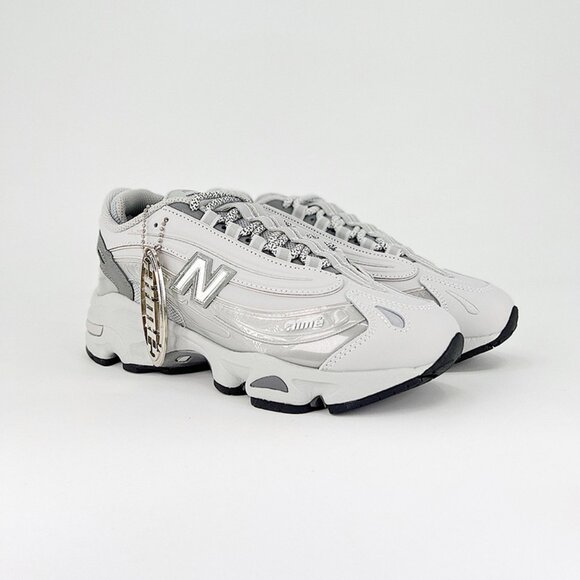New Balance White And Gray Sneakers